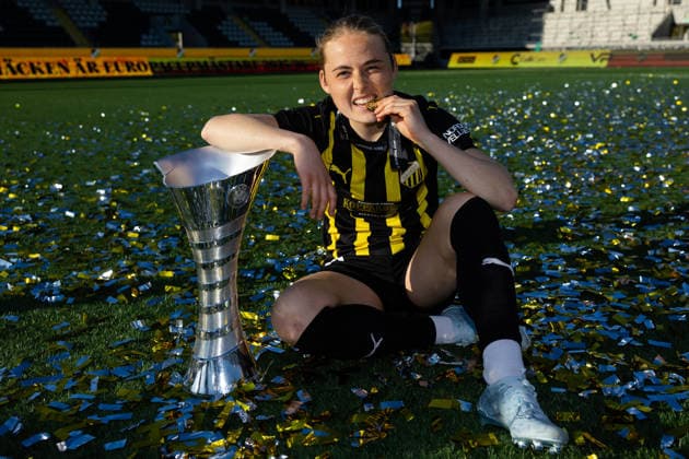 260501 Paulina Nyström poses with the trophy after the UEFA Women s Europa Cup final between Häcken and Hammarby on May 1, 2026 in Göteborg Photo Michael Erichsen BILDBYRAN COP 89 DS0574 bbeng dam europa cup football fotball fotboll hammarby häcken soccer uefa womens europa cup  Copyright: MICHAELxERICHSEN BB260501MI219