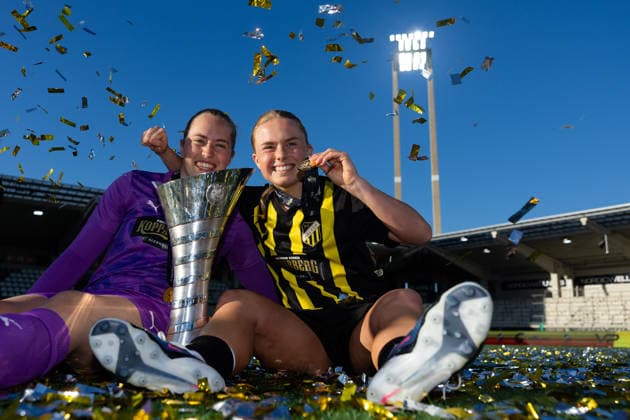 260501 Goalkeeper Fanney Inga Birkisdottir and Pernille Sanvig of Häcken poses with the trophy after the UEFA Women s Europa Cup final between Häcken and Hammarby on May 1, 2026 in Göteborg Photo Michael Erichsen BILDBYRAN COP 89 DS0574 bbeng dam europa cup football fotball fotboll hammarby häcken soccer uefa womens europa cup  Copyright: MICHAELxERICHSEN BB260501MI222