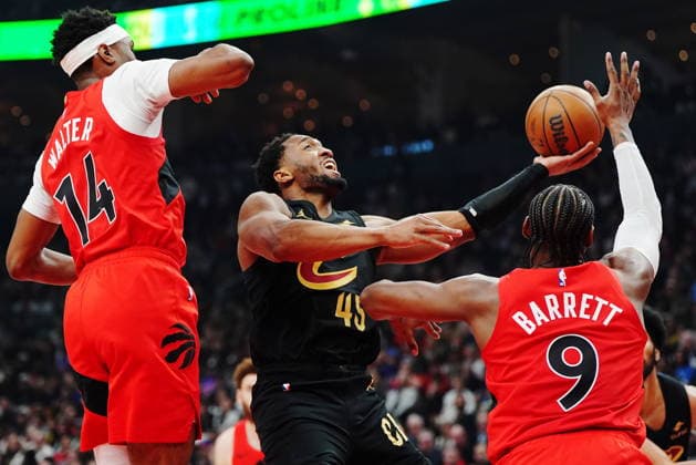 May 1, 2026, Toronto, On, Canada: Cleveland Cavaliers Donovan Mitchell (45) shoots as Toronto Raptors Ja kobe Walter (14) and RJ Barrett (9) defend during first half NBA, Basketball Herren, USA playoff basketball action in Toronto on Friday, May 1, 2026. Canada News - May 1, 2026  - ZUMAc35_ 20260501_zaf_c35_139 Copyright: xFrankxGunnx