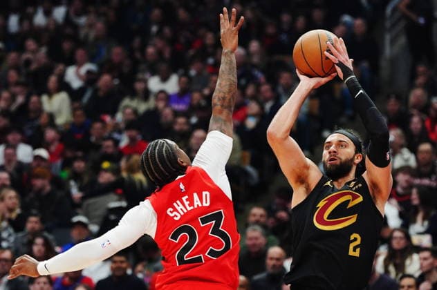 May 1, 2026, Toronto, On, Canada: Cleveland Cavaliers Max Strus (2) shoots over Toronto Raptors Jamal Shead (23) during first half NBA, Basketball Herren, USA playoff basketball action in Toronto on Friday, May 1, 2026. Canada News - May 1, 2026  - ZUMAc35_ 20260501_zaf_c35_143 Copyright: xFrankxGunnx