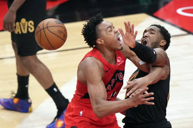 May 1, 2026, Toronto, On, Canada: Cleveland Cavaliers Donovan Mitchell (45) could Toronto Raptors Scottie Barnes (4) during first half NBA, Basketball Herren, USA playoff basketball action in Toronto on Friday, May 1, 2026. Canada News - May 1, 2026  - ZUMAc35_ 20260501_zaf_c35_149 Copyright: xNathanxDenettex