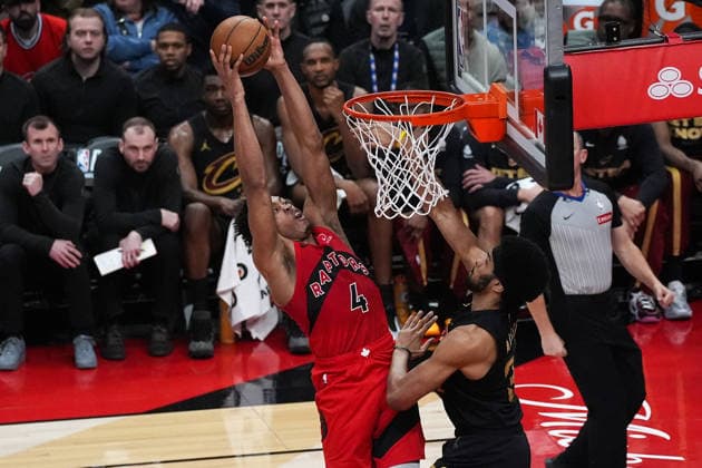Toronto Raptors v Cleveland Cavaliers - NBA, Basketball Herren, USA Playoffs TORONTO, CANADA - MAY 1 : Scottie Barnes (4) of Toronto Raptors dunks the ball during the Game Six of the Eastern Conference First Round NBA Playoffs between Cleveland Cavaliers and Toronto Raptors at the Scotiabank Arena on May 1, 2026 in Toronto, Ontario, Canada. Mert Alper Dervis Anadolu Ontario Canada. Editorial use only. Please get in touch for any other usage.  Copyright: x2026xAnadoluxMertxAlperxDervisx