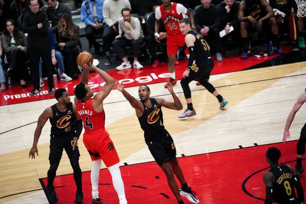 Toronto Raptors v Cleveland Cavaliers - NBA, Basketball Herren, USA Playoffs TORONTO, CANADA - MAY 1 : Scottie Barnes (4) of Toronto Raptors in action against Evan Mobley (4) of Cleveland Cavaliers during the Game Six of the Eastern Conference First Round NBA Playoffs between Cleveland Cavaliers and Toronto Raptors at the Scotiabank Arena on May 1, 2026 in Toronto, Ontario, Canada. Mert Alper Dervis Anadolu Ontario Canada. Editorial use only. Please get in touch for any other usage.  Copyright: x2026xAnadoluxMertxAlperxDervisx