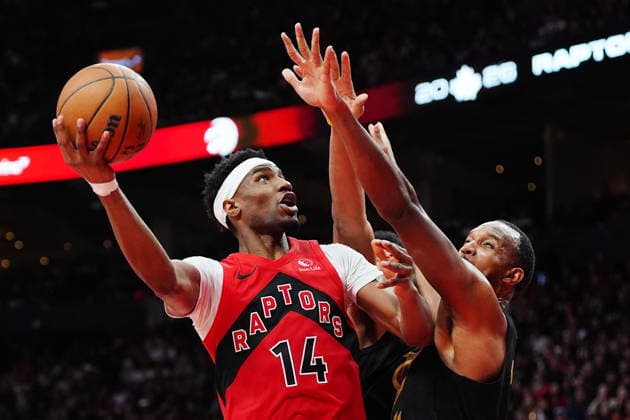 May 1, 2026, Toronto, On, Canada: Toronto Raptors Ja kobe Walter (14) shoots as Cleveland Cavaliers Evan Mobley (4) defends during second half NBA, Basketball Herren, USA playoff basketball action in Toronto on Friday, May 1, 2026. Canada News - May 1, 2026  - ZUMAc35_ 20260501_zaf_c35_178 Copyright: xFrankxGunnx