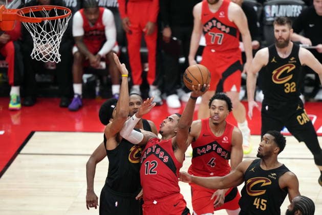 May 1, 2026, Toronto, On, Canada: Toronto Raptors Collin Murray-Boyles (12) drive to the net against the Cleveland Cavaliers during second half NBA, Basketball Herren, USA playoff basketball action in Toronto on Friday, May 1, 2026. Canada News - May 1, 2026  - ZUMAc35_ 20260501_zaf_c35_179 Copyright: xNathanxDenettex