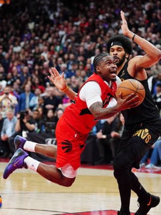 May 1, 2026, Toronto, On, Canada: Toronto Raptors Jamal Shead (23) leaps as Cleveland Cavaliers Jarrett Allen (31) defends during overtime NBA, Basketball Herren, USA playoff basketball action in Toronto on Friday, May 1, 2026. Canada News - May 1, 2026  - ZUMAc35_ 20260501_zaf_c35_182 Copyright: xFrankxGunnx