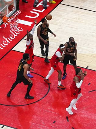 Toronto Raptors v Cleveland Cavaliers - NBA, Basketball Herren, USA Playoffs TORONTO, CANADA - MAY 1 : Toronto Raptors players reacts to RJ Barrett’s game-winning three-point shot during the Game Six of the Eastern Conference First Round NBA Playoffs between Cleveland Cavaliers and Toronto Raptors at the Scotiabank Arena on May 1, 2026 in Toronto, Ontario, Canada. Mert Alper Dervis Anadolu Ontario Canada. Editorial use only. Please get in touch for any other usage.  Copyright: x2026xAnadoluxMertxAlperxDervisx