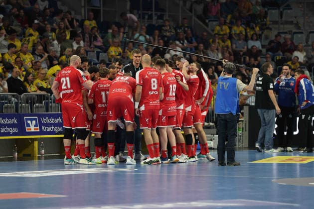 The players from MT Melsungen form a team circle to discuss tactics GER, Rhein Neckar Loewen MT Melsungen, DAIKIN Handball 1 Bundesliga, Matchday 30, Season 2025 2026, 01 05 2026 GER, Rhein Neckar Loewen vs MT Melsungen, DAIKIN Handball 1 Bundesliga, Matchday 30, Season 2025 2026, 01 05 2026 Mannheim Copyright: xEibner-Pressefoto JoergxHirschx EP_JHH
