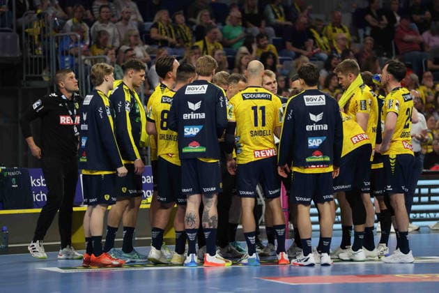 The Rhein Neckar Loewen players form a team circle to discuss tactics with Maik Machulla Rhein Neckar Loewen, Head Coach GER, Rhein Neckar Loewen MT Melsungen, DAIKIN Handball 1 Bundesliga, Matchday 30, Season 2025 2026, 01 05 2026 GER, Rhein Neckar Loewen vs MT Melsungen, DAIKIN Handball 1 Bundesliga, Matchday 30, Season 2025 2026, 01 05 2026 Mannheim Copyright: xEibner-Pressefoto JoergxHirschx EP_JHH