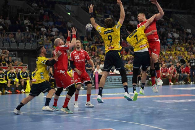 from left in scramble, Jannik Kohlbacher Rhein Neckar Loewen, 80 , Arnar Freyr Arnarsson MT Melsungen, 21 , Marti Soler MT Melsungen, 23 ,Steven Plucnar Jacobsen Rhein Neckar Loewen, 9 ,Robert Timmermeister Rhein Neckar Loewen, 7 , Dainis Kristopans MT Melsungen, 10 GER, Rhein Neckar Loewen MT Melsungen, DAIKIN Handball 1 Bundesliga, Matchday 30, Season 2025 2026, 01 05 2026 GER, Rhein Neckar Loewen vs MT Melsungen, DAIKIN Handball 1 Bundesliga, Matchday 30, Season 2025 2026, 01 05 2026 Mannheim Copyright: xEibner-Pressefoto JoergxHirschx EP_JHH