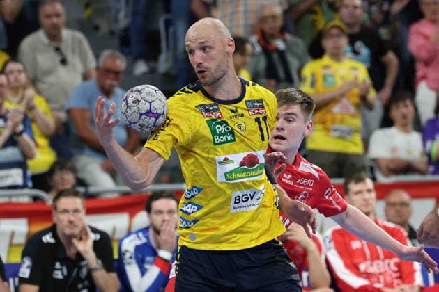 from left Lukas Sandell Rhein Neckar Loewen, 11 , Reynir Thor Stefansson MT Melsungen, 19 GER, Rhein Neckar Loewen MT Melsungen, DAIKIN Handball 1 Bundesliga, Matchday 30, Season 2025 2026, 01 05 2026 GER, Rhein Neckar Loewen vs MT Melsungen, DAIKIN Handball 1 Bundesliga, Matchday 30, Season 2025 2026, 01 05 2026 Mannheim Copyright: xEibner-Pressefoto JoergxHirschx EP_JHH