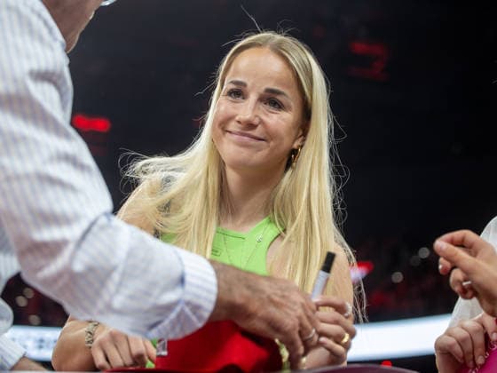 Bavarias footballer Giulia GWINN and autograph hunter Basketball Bayern Berlin 85 79 Bundesliga, FC Bayern Basketball ALBA Berlin, 27 Matchday, Season 2025 2026, 1 05 2026, in Munich, S A P G A R D E N, Germany Source Copyright Credit Oryk HAIST xBASKETBALL-BAYERN-BERLINx