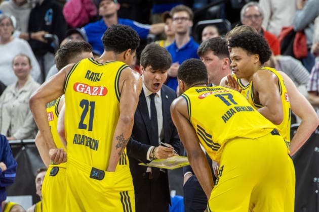 Berlins coach Pedro CALLES and players Basketball Bayern Berlin 85 79 Bundesliga, FC Bayern Basketball ALBA Berlin, 27 Matchday, Season 2025 2026, 1 05 2026, in Munich, S A P G A R D E N, Germany Source Copyright Credit Oryk HAIST xBASKETBALL-BAYERN-BERLINx