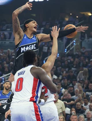 May 1, 2026, Orlando, Fl - Florida, USA: The Orlando Magic s Paolo Banchero leaps over the Detroit Pistons Jalen Duren in pursuit of a loose ball during the first half in Game 6 of a first-round playoff series at the Kia Center on Friday, May 1, 2026, in Orlando, Florida. Sports News - May 1, 2026  - ZUMAm67_ 20260501_zaf_m67_010 Copyright: xStephenxM.xDowellx