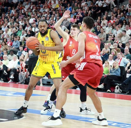 from left JWan ROBERTS Berlin , Neno DIMITRIJEVIC Muenchen , Oscar da SILVA Muenchen , Basketball,easy Credit Bundesliga, FC Bayern München vs Alba Berlin, , 01 05 26, SAP Garden, Muenchen, Copyright: WolfgangxFehrmann