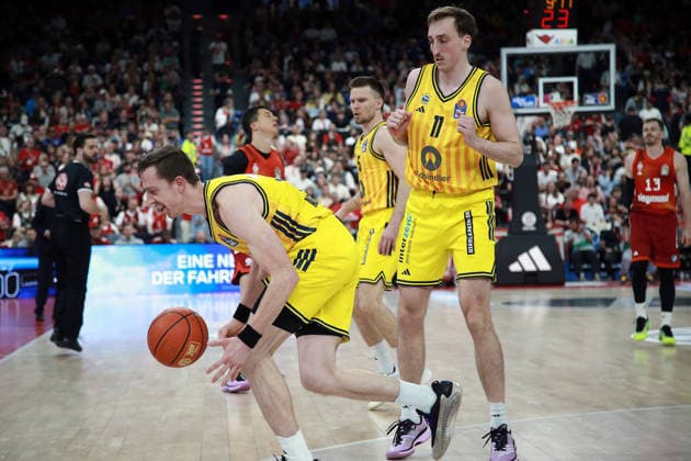 from left front Justin BEAN Berlin , Moses WOOD Berlin , Basketball,easy Credit Bundesliga, FC Bayern München vs Alba Berlin, , 01 05 26, SAP Garden, Muenchen, Copyright: WolfgangxFehrmann