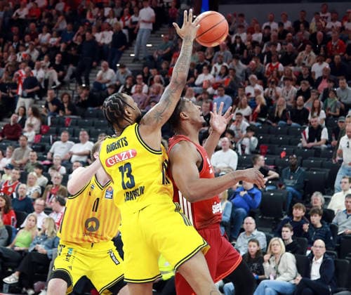 from left JWan ROBERTS Berlin , David MCCORMACK Muenchen , Basketball,easy Credit Bundesliga, FC Bayern München vs Alba Berlin, , 01 05 26, SAP Garden, Muenchen, Copyright: WolfgangxFehrmann