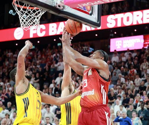 from left front Norris AGBAKOKO Berlin , David MCCORMACK Muenchen , Basketball,easy Credit Bundesliga, FC Bayern München vs Alba Berlin, , 01 05 26, SAP Garden, Muenchen, Copyright: WolfgangxFehrmann