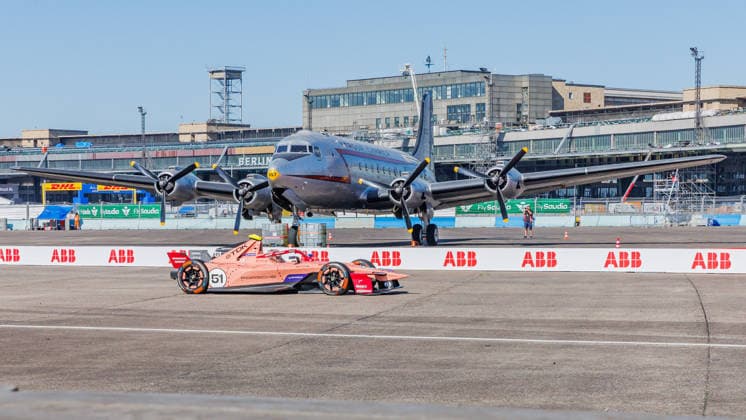 Sport Bilder des Tages Nico Müller (SUI, Porsche) vor dem Rosinenbomber , 02.05.2026, Berlin (Deutschland), Motorsport, ABB FIA Formula E World Championship, WM, Weltmeisterschaft Berlin E-Prix 2026 *** Nico Müller SUI, Porsche in front of the Raisin Bomber , 02 05 2026, Berlin Germany , Motorsport, ABB FIA Formula E World Championship, Berlin E Prix 2026 xprx