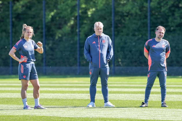 The coaching team together on the pitch, Clara Schoene FC Bayern Muenchen, co-coach with Kjetil Lone FC Bayern Muenchen, co-coach and Jose Barcala FC Bayern Muenchen, head coach , GER, Official final training FC Bayern Muenchen, Football, UEFA Womens Champions League, semi-final, second leg, 2025 2026 season, 02 05 2026, GER, Official final training FC Bayern Muenchen, Football, UEFA Womens Champions League, semi-final, second leg, 2025 2026 season, 02 05 2026 Muenchen Copyright: xEibner-Pressefoto JennixMaulx EP_JML