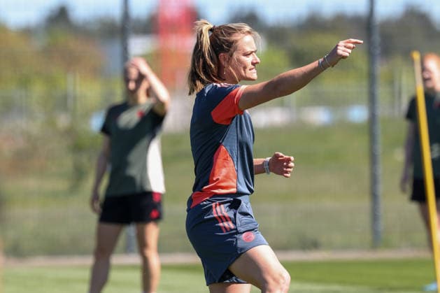 Clara Schoene FC Bayern Muenchen, Co-coach gestures, GER, Official final training FC Bayern Muenchen, Football, UEFA Womens Champions League, Semi-final, second leg, 2025 2026 season, 02 05 2026, GER, Official final training FC Bayern Muenchen, Football, UEFA Womens Champions League, Semi-final, second leg, 2025 2026 season, 02 05 2026 Muenchen Copyright: xEibner-Pressefoto JennixMaulx EP_JML