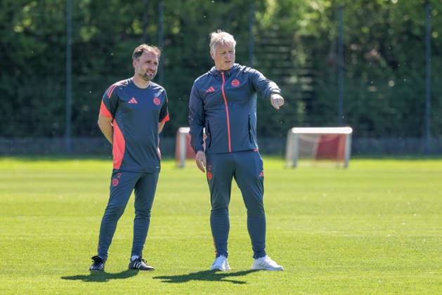 The coaching team together on the pitch, Kjetil Lone FC Bayern Muenchen, Co Coach in conversation with Jose Barcala FC Bayern Muenchen, Head Coach , GER, Official final training FC Bayern Muenchen, Football, UEFA Womens Champions League, semi-final, second leg, 2025 2026 season, 02 05 2026, GER, Official final training FC Bayern Muenchen, Football, UEFA Womens Champions League, semi-final, second leg, 2025 2026 season, 02 05 2026 Muenchen Copyright: xEibner-Pressefoto JennixMaulx EP_JML