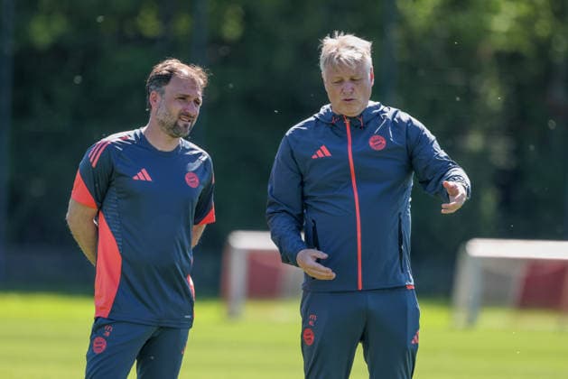 The coaching team together on the pitch, Kjetil Lone FC Bayern Muenchen, Co Coach in conversation with Jose Barcala FC Bayern Muenchen, Head Coach , GER, Official final training FC Bayern Muenchen, Football, UEFA Womens Champions League, semi-final, second leg, 2025 2026 season, 02 05 2026, GER, Official final training FC Bayern Muenchen, Football, UEFA Womens Champions League, semi-final, second leg, 2025 2026 season, 02 05 2026 Muenchen Copyright: xEibner-Pressefoto JennixMaulx EP_JML