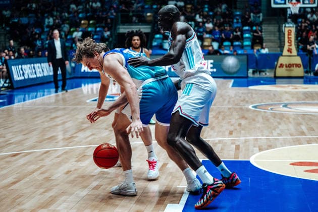 Jacob Holt Skyliners Frankfurt, 10 , Kur Jongkuch Telekom Baskets Bonn, 15 GER, Skyliners Frankfurt vs Telekom Baskets Bonn easyCredit BBL, Bundesliga, Matchday 32, Season 2025 2026 01 05 2026 Eibner Pressefoto Attila Ziga GER, Skyliners Frankfurt vs Telekom Baskets Bonn easyCredit BBL, Bundesliga, Matchday 32, Season 2025 2026 01 05 2026 Frankfurt am Main Copyright: xEibner-Pressefotox EP_AZA
