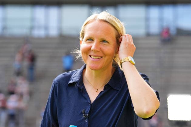 02 05 2026, xydrx, Women, Football, 1 Women Bundesliga, 1 FC Köln SV Werder Bremen, Season 2025 2026, RheinEnergieSTADION Friederike Kromp Head Coach SV Werder Bremen Women with a lapel microphone DFB regulations prohibit any use of photographs as image sequences and or quasi video Copyright: HMBxMedia YannisxDreimann