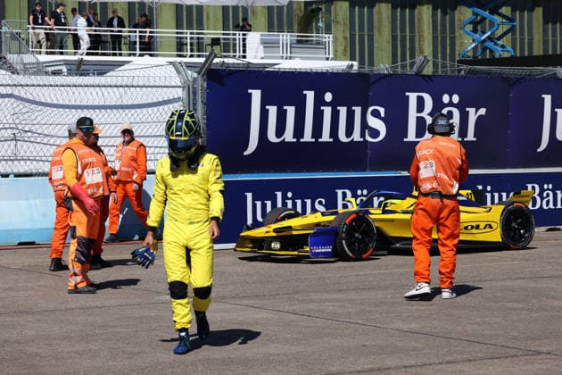 Sport Bilder des Tages Lucas di Grassi (BRA) Lola- Yamaha zu Fuss vor dem beschädigten Gen3 Rennwagen nach seinem Ausfall im Qualifiyng, FIA Formel E Weltmeisterschaft Saison 12, Berlin E- Prix, 01.05.2026, Flughafen Tempelhof, FE, Elektromotorsport *** Lucas di Grassi BRA Lola Yamaha on foot in front of the damaged Gen3 race car after his retirement in qualifying, FIA Formula E World Championship Season 12, Berlin E Prix, 01 05 2026, Tempelhof Airport, FE, Electric Motorsport