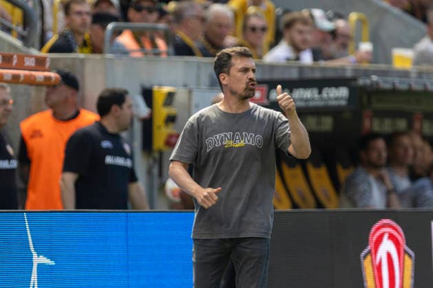 GER, Dresden, Soccer, 2 Bundesliga, Matchday 32, SG Dynamo Dresden vs 1 FC Kaiserslautern pictured from left Thomas Stamm coach SG Dynamo Dresden , with thumbs up gesture in the opening phase 02 05 2026, Rudolf Harbig Stadion Dresden DFB DFL REGULATIONS PROHIBIT ANY USE OF PHOTOGRAPHS AS IMAGE SEQUENCES AND OR QUASI VIDEO, Copyright: HMBxMedia PaulxFritz