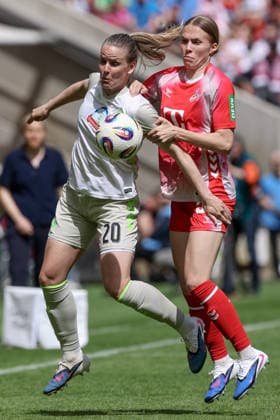 from left Lena Petermann SV Werder Bremen, 20 and Celina Degen 1 FC Köln, 5 in a duel, dynamic, action, action, game scene, THE DFB GUIDELINES PROHIBIT ANY USE OF PHOTOGRAPHS AS IMAGE SEQUENCES AND OR QUASI VIDEO DFB REGULATIONS PROHIBIT ANY USE OF PHOTOGRAPHS AS IMAGE SEQUENCES AND OR QUASI VIDEO , 02 05 2026, Bremen Germany , Football, Regionalliga Nord, SV Werder Bremen II Hamburger SV II xobx