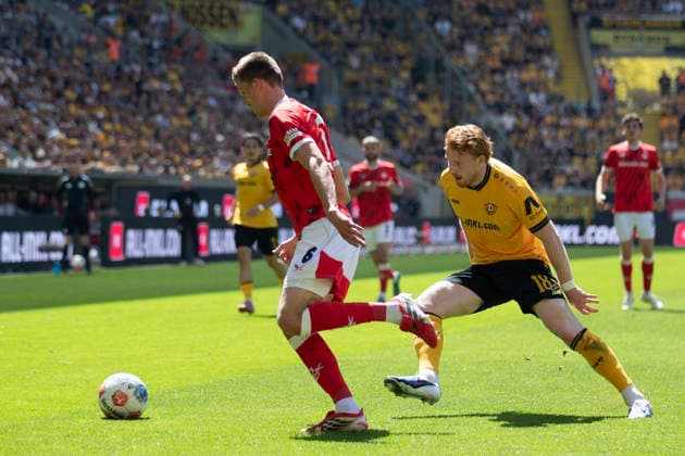 GER, Dresden, Soccer, 2 Bundesliga, Matchday 32, SG Dynamo Dresden vs 1 FC Kaiserslautern pictured from l Fabian Kunze 1 FC Kaiserslautern 06 , Robert Wagner SG Dynamo Dresden 18 , Zweikampf 02 05 2026, Rudolf Harbig Stadion Dresden DFB DFL REGULATIONS PROHIBIT ANY USE OF PHOTOGRAPHS AS IMAGE SEQUENCES AND OR QUASI VIDEO, Copyright: HMBxMedia PaulxFritz