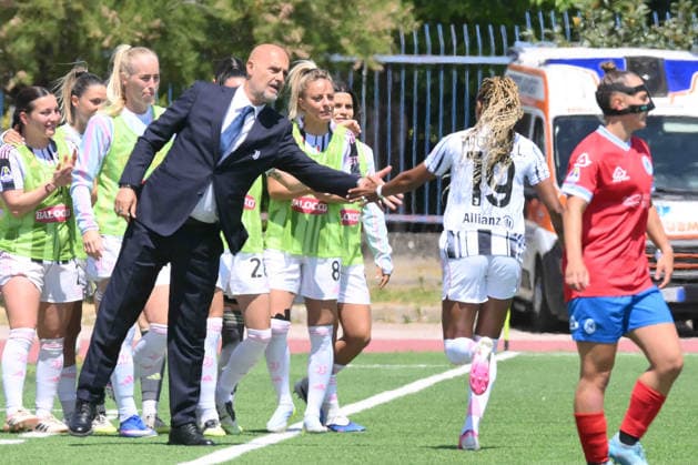Lindsey Thomas of Juventus FC celebrates with his coach Massimiliano Canzi during the Serie A Women Athora match between Napoli Women vs Juventus FC at Giuseppe Piccolo Stadium  Copyright: xAgostinoxGemito IPAxSportx xipa-agency.netx xx IPA_74372439 IPA_Agency_IPA74372439