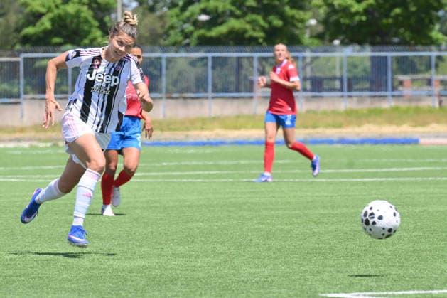 Michela Cambiaghi of Juventus FC in action during the Serie A Women Athora match between Napoli Women vs Juventus FC at Giuseppe Piccolo Stadium  Copyright: xAgostinoxGemito IPAxSportx xipa-agency.netx xx IPA_74372446 IPA_Agency_IPA74372446