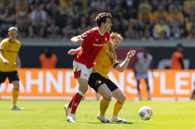 GER, Dresden, Soccer, 2 Bundesliga, Matchday 32, SG Dynamo Dresden vs 1 FC Kaiserslautern pictured from l Jakob Rasmussen 1 FC Kaiserslautern 14 , Robert Wagner SG Dynamo Dresden 18 , Zweikampf 02 05 2026, Rudolf Harbig Stadion Dresden DFB DFL REGULATIONS PROHIBIT ANY USE OF PHOTOGRAPHS AS IMAGE SEQUENCES AND OR QUASI VIDEO, Copyright: HMBxMedia PaulxFritz