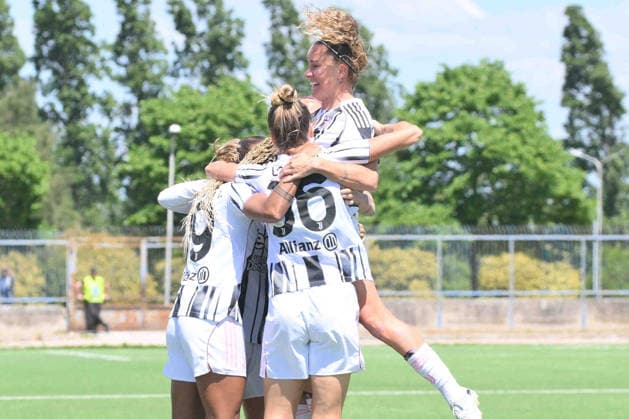 CALCIO - Serie A Femminile - Napoli Women vs Juventus FC Lindsey Thomas of Juventus FC celebrates after scoring a goal of 0-1 with his teammate during the Serie A Women Athora match between Napoli Women vs Juventus FC at Giuseppe Piccolo Stadium Cercola (NA) Italy  Copyright: xIPAxSport ABACAx