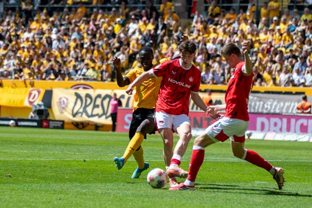 GER, Dresden, Soccer, 2 Bundesliga, Matchday 32, SG Dynamo Dresden vs 1 FC Kaiserslautern in picture v l Kofi Amoako SG Dynamo Dresden 06 , duel 02 05 2026, Rudolf Harbig Stadion Dresden DFB DFL REGULATIONS PROHIBIT ANY USE OF PHOTOGRAPHS AS IMAGE SEQUENCES AND OR QUASI VIDEO, Copyright: HMBxMedia PaulxFritz