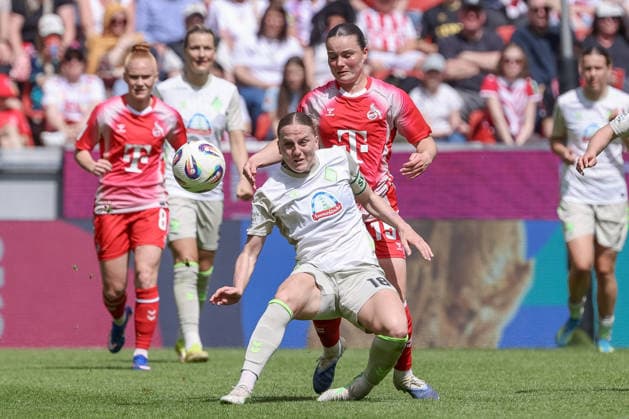 from left Lina Hausicke SV Werder Bremen, 18 and Amelie Bohnen 1 FC Köln, 15 in a duel, dynamic, action, action, game scene, THE DFB GUIDELINES PROHIBIT ANY USE OF PHOTOGRAPHS AS IMAGE SEQUENCES AND OR QUASI VIDEO DFB REGULATIONS PROHIBIT ANY USE OF PHOTOGRAPHS AS IMAGE SEQUENCES AND OR QUASI VIDEO , 02 05 2026, Bremen Germany , Football, Regionalliga Nord, SV Werder Bremen II Hamburger SV II xobx