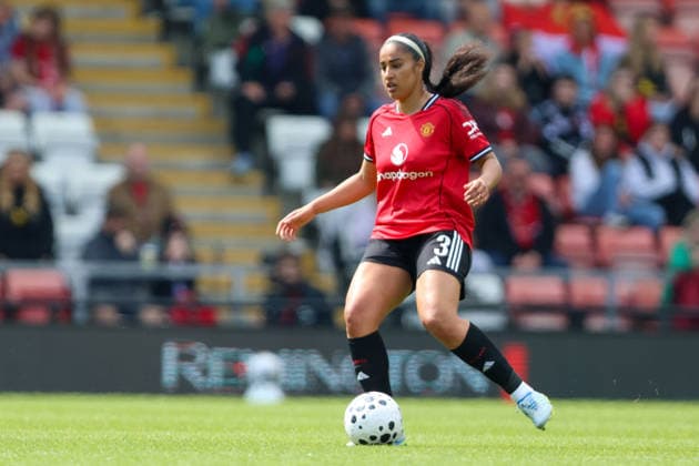 Manchester United, ManU Women v Brighton & Hove Albion Women - Women s Super League 25 26 Manchester United s Gabby George passing during match against Brighton & Hove Albion Women - Women s Super League 25 26 Leigh Leigh Sports Village United Kingdom Copyright: xZacharyxLockex