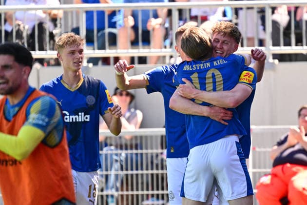 Sport Bilder des Tages 02.05.2026, Fußball, Herren, 2.BL (Bundesliga), Saison 2025 2026, Holstein Kiel - Eintracht Braunschweig, 32. Spieltag Torjubel Hostein Kiel nach dem 1:0 von Phil Harres und Vorlagengeber Jonas Therkelsen Kiel, Holstein-Stadion Holstein-Stadion Schleswig-Holstein Deutschland *** 02 05 2026, Soccer, Men, 2 BL Bundesliga , Season 2025 2026, Holstein Kiel Eintracht Braunschweig, 32 Matchday Goal celebration Hostein Kiel after the 1 0 from Phil Harres and assists Jonas Therkelsen Kiel, Holstein Stadion Holstein Stadion Schleswig Holstein Germany