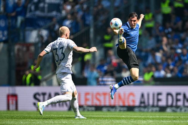 Sport Bilder des Tages 2. Bundesliga - 25 26 - Arminia Bielefeld - VfL Bochum am 02.05.2026 in der SchücoArena in Bielefeld Stefano Russo (Bielefeld) im Zweikampf gegen Philipp Hofmann (Bochum) *** 2 Bundesliga 25 26 Arminia Bielefeld VfL Bochum on 02 05 2026 at SchücoArena in Bielefeld Stefano Russo Bielefeld in a duel against Philipp Hofmann Bochum MT