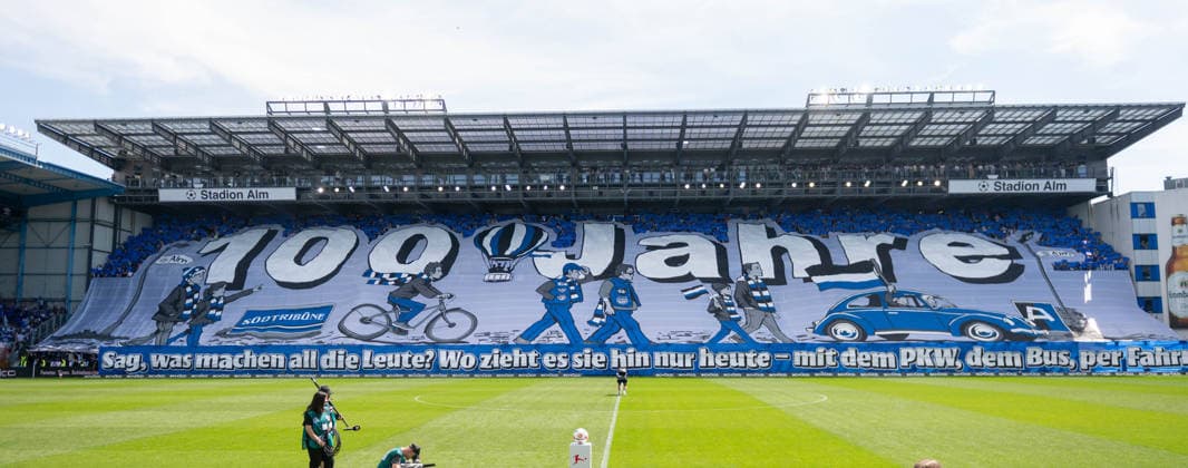 Sport Bilder des Tages 2. Bundesliga - 25 26 - Arminia Bielefeld - VfL Bochum am 02.05.2026 in der SchücoArena in Bielefeld Bielefeld mit einer Choreografie zu Spielbeginn *** 2 Bundesliga 25 26 Arminia Bielefeld VfL Bochum on 02 05 2026 in the SchücoArena in Bielefeld Bielefeld with a choreography at the start of the match MT
