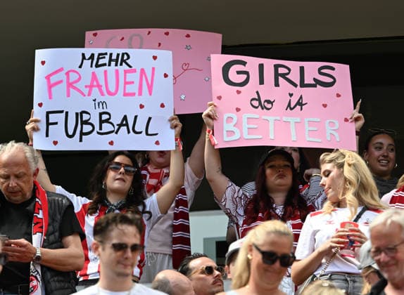 15 04 2026, xophax, Fußball , Frauen Bundesliga Google Pixel Frauen Bundesliga 25 26 1 FC Köln vs Werder Bremen Fans and spectators with posters DFL DFB REGULATIONS PROHIBIT ANY USE OF PHOTOGRAPHS as IMAGE SEQUENCES and or QUASI VIDEO Koeln