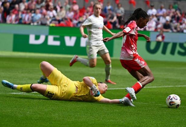 15 04 2026, xophax, Fußball , Frauen Bundesliga Google Pixel Frauen Bundesliga 25 26 1 FC Köln vs Werder Bremen Lydia Andrade 1 FC Köln , right and goalie Mariella El Sherif Werder Bremen , left on the ground DFL DFB REGULATIONS PROHIBIT ANY USE OF PHOTOGRAPHS as IMAGE SEQUENCES and or QUASI VIDEO Koeln