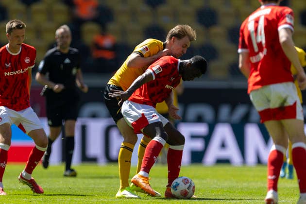 GER, Dresden, Soccer, 2 Bundesliga, Matchday 32, SG Dynamo Dresden vs 1 FC Kaiserslautern pictured from l Vincent Vermeij SG Dynamo Dresden 09 , Maxwell Gyamfi 1 FC Kaiserslautern 04 , duel 02 05 2026, Rudolf Harbig Stadion Dresden DFB DFL REGULATIONS PROHIBIT ANY USE OF PHOTOGRAPHS AS IMAGE SEQUENCES AND OR QUASI VIDEO, Copyright: HMBxMedia PaulxFritz