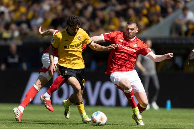 GER, Dresden, Soccer, 2 Bundesliga, Matchday 32, SG Dynamo Dresden vs 1 FC Kaiserslautern pictured from l Ben Bobzien SG Dynamo Dresden 20 , Luca Sirch 1 FC Kaiserslautern 31 , duel 02 05 2026, Rudolf Harbig Stadion Dresden DFB DFL REGULATIONS PROHIBIT ANY USE OF PHOTOGRAPHS AS IMAGE SEQUENCES AND OR QUASI VIDEO, Copyright: HMBxMedia PaulxFritz