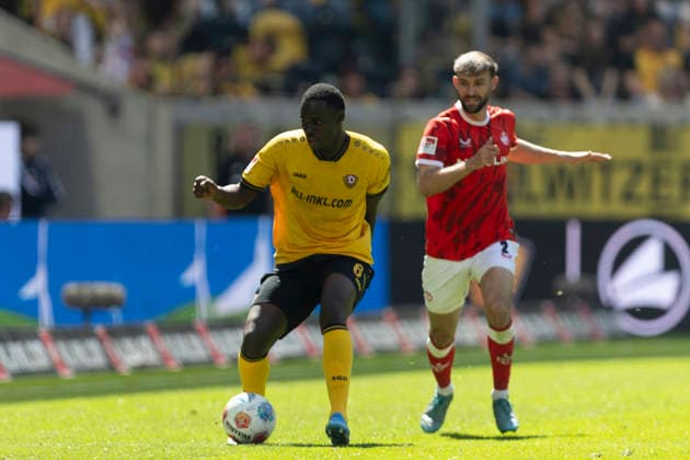 GER, Dresden, Soccer, 2 Bundesliga, Matchday 32, SG Dynamo Dresden vs 1 FC Kaiserslautern in the picture from l Kofi Amoako SG Dynamo Dresden 06 , Simon Asta 1 FC Kaiserslautern 02 , Zweikampf 02 05 2026, Rudolf Harbig Stadion Dresden DFB DFL REGULATIONS PROHIBIT ANY USE OF PHOTOGRAPHS AS IMAGE SEQUENCES AND OR QUASI VIDEO, Copyright: HMBxMedia PaulxFritz