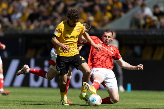 GER, Dresden, Soccer, 2 Bundesliga, Matchday 32, SG Dynamo Dresden vs 1 FC Kaiserslautern pictured from l Ben Bobzien SG Dynamo Dresden 20 , Luca Sirch 1 FC Kaiserslautern 31 , duel 02 05 2026, Rudolf Harbig Stadion Dresden DFB DFL REGULATIONS PROHIBIT ANY USE OF PHOTOGRAPHS AS IMAGE SEQUENCES AND OR QUASI VIDEO, Copyright: HMBxMedia PaulxFritz