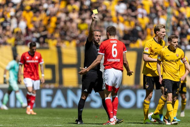 GER, Dresden, Soccer, 2 Bundesliga, Matchday 32, SG Dynamo Dresden vs 1 FC Kaiserslautern in picture from l Patrick Alt Referee shows Fabian Kunze 1 FC Kaiserslautern 06 , the yellow card 02 05 2026, Rudolf Harbig Stadion Dresden DFB DFL REGULATIONS PROHIBIT ANY USE OF PHOTOGRAPHS AS IMAGE SEQUENCES AND OR QUASI VIDEO, Copyright: HMBxMedia PaulxFritz